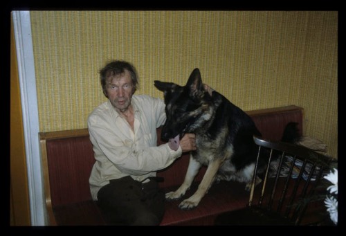 Gustaf Eriksson tillsammans med sin hund
